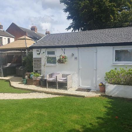 Sally'S Bed And Breakfast Luton  Esterno foto