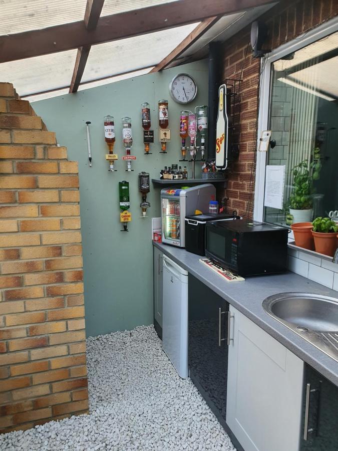Sally'S Bed And Breakfast Luton  Esterno foto