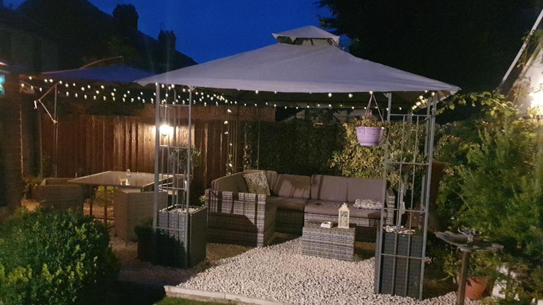 Sally'S Bed And Breakfast Luton  Esterno foto