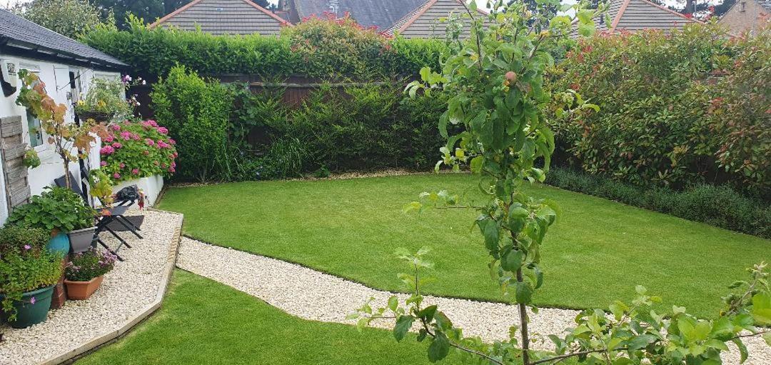 Sally'S Bed And Breakfast Luton  Esterno foto