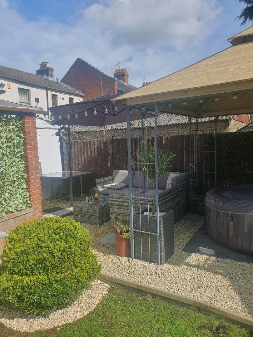 Sally'S Bed And Breakfast Luton  Esterno foto