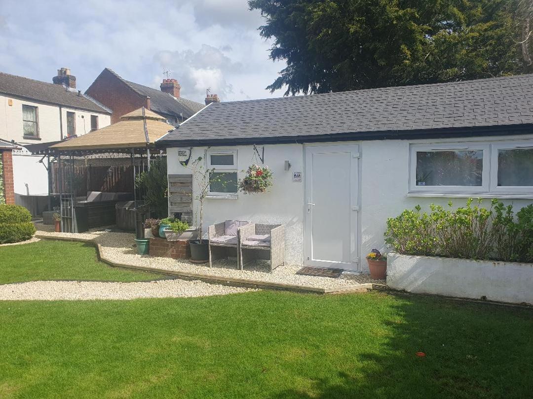 Sally'S Bed And Breakfast Luton  Esterno foto